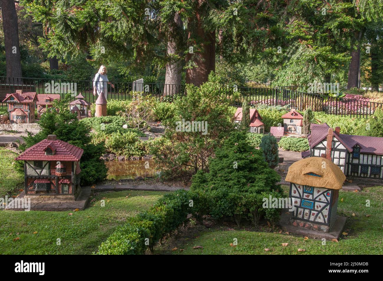 Miniaturdorf im Tudor-Stil in Fitzroy Gardens, Melbourne, präsentiert vom Londoner Stadtteil Lambeth als Anerkennung für Lebensmittelpakete aus dem Krieg Stockfoto