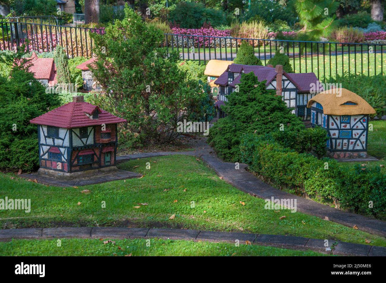 Miniaturdorf im Tudor-Stil in Fitzroy Gardens, Melbourne, präsentiert vom Londoner Stadtteil Lambeth als Anerkennung für Lebensmittelpakete aus dem Krieg Stockfoto