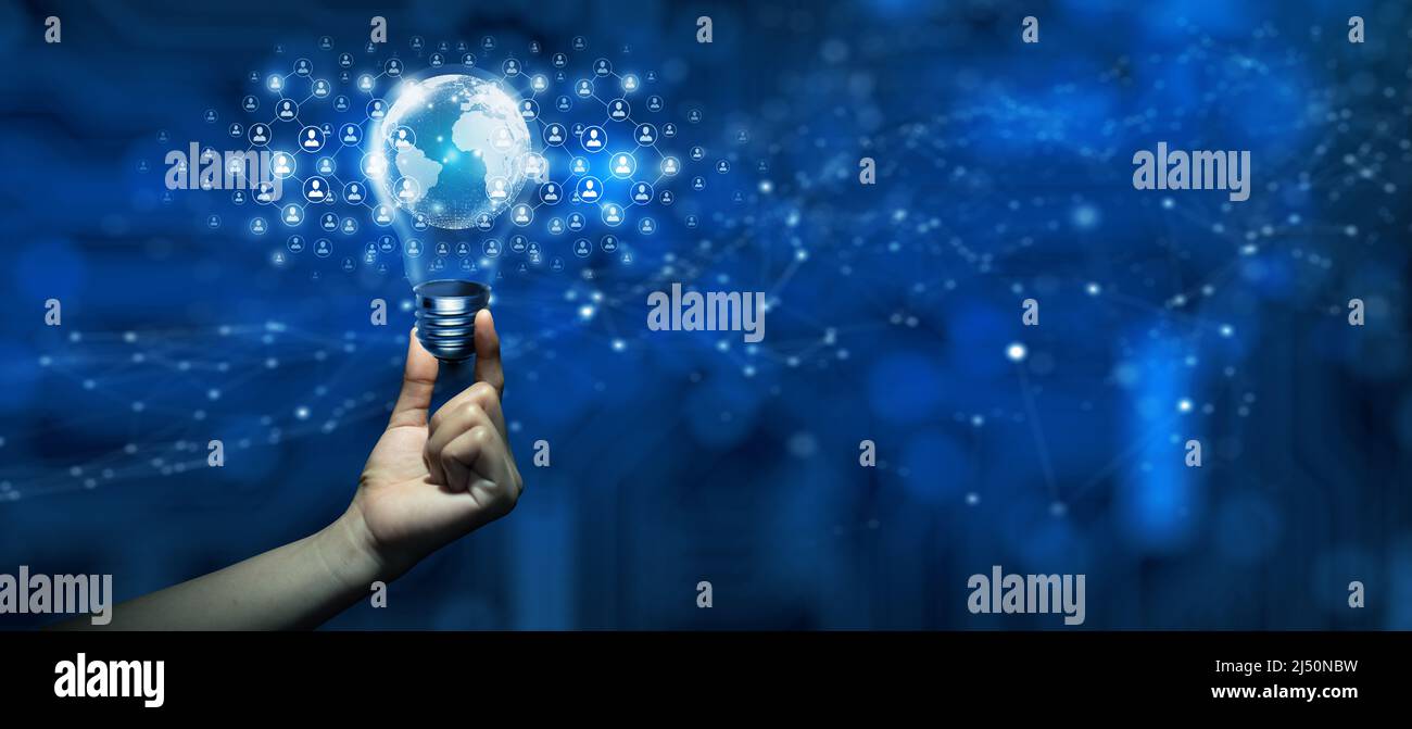 Hand halten Glühbirne globale Business-Technologie und Menschen Netzwerk Gemeinschaft. Ideenverbindung und Idee für eine effektive Vernetzung. Gemischte Medien. Stockfoto
