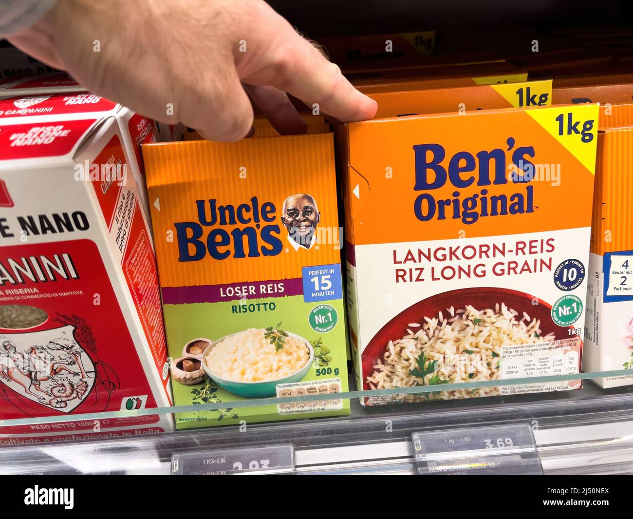 Karlsruhe, Deutschland - 12. März 2022: Man vergleicht Uncle Bens und Bens  neue visuelle Markenidentität Original Reis, da sie den Namen in eine  gerechtere Marke ändert Stockfotografie - Alamy
