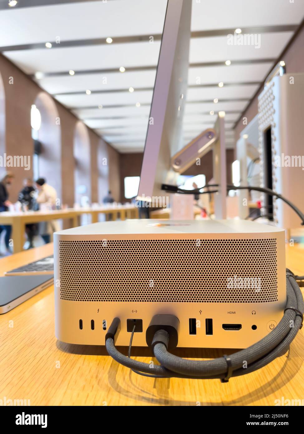 Paris, Frankreich - AP 7, 2022: Nahaufnahme aller Anschlüsse des neuen Mac Studio Macintosh - einer Workstation mit kleinem Formfaktor, die von Apple Inc. Entwickelt, hergestellt und verkauft wurde Stockfoto
