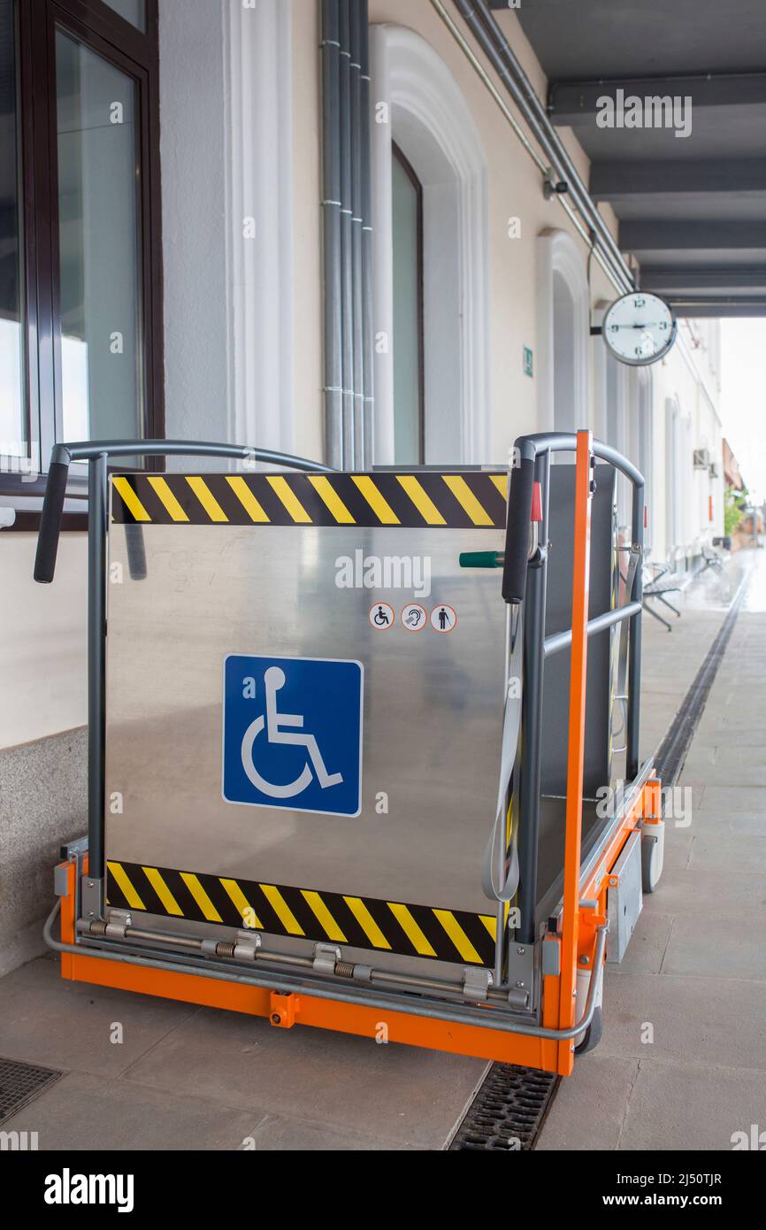 Sonderlift für Rollstühle am Bahnhof. Assistenzdienst für Bahnbehinderte Stockfoto