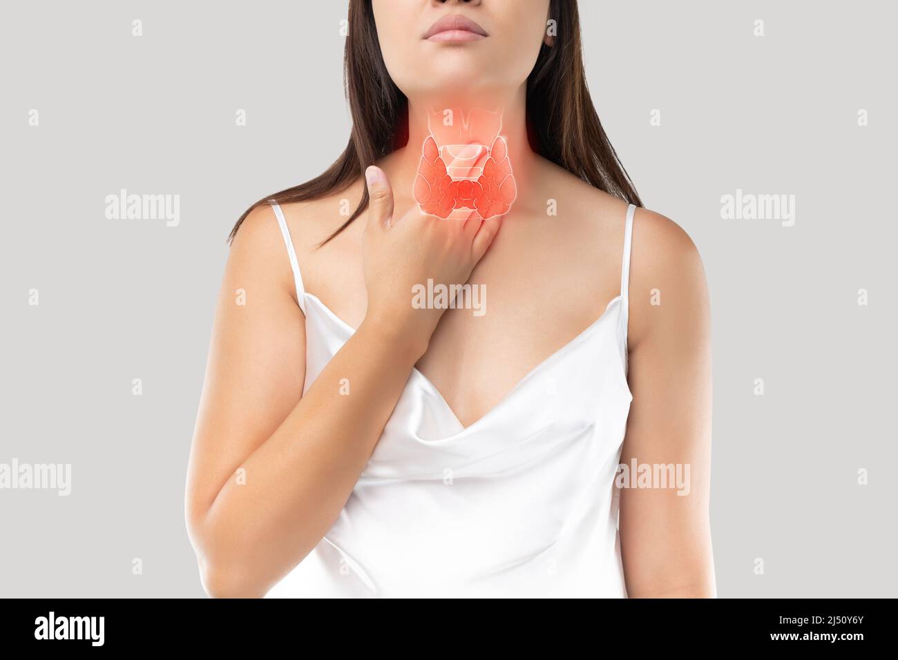 Frauen Kontrolle der Schilddrüse. Halsschmerzen eines Menschen auf grauem Hintergrund Stockfoto