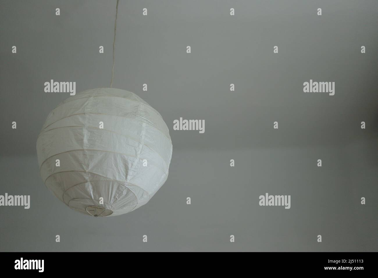 Runde Deckenlampe aus Papier mit Schreibbereich Stockfoto