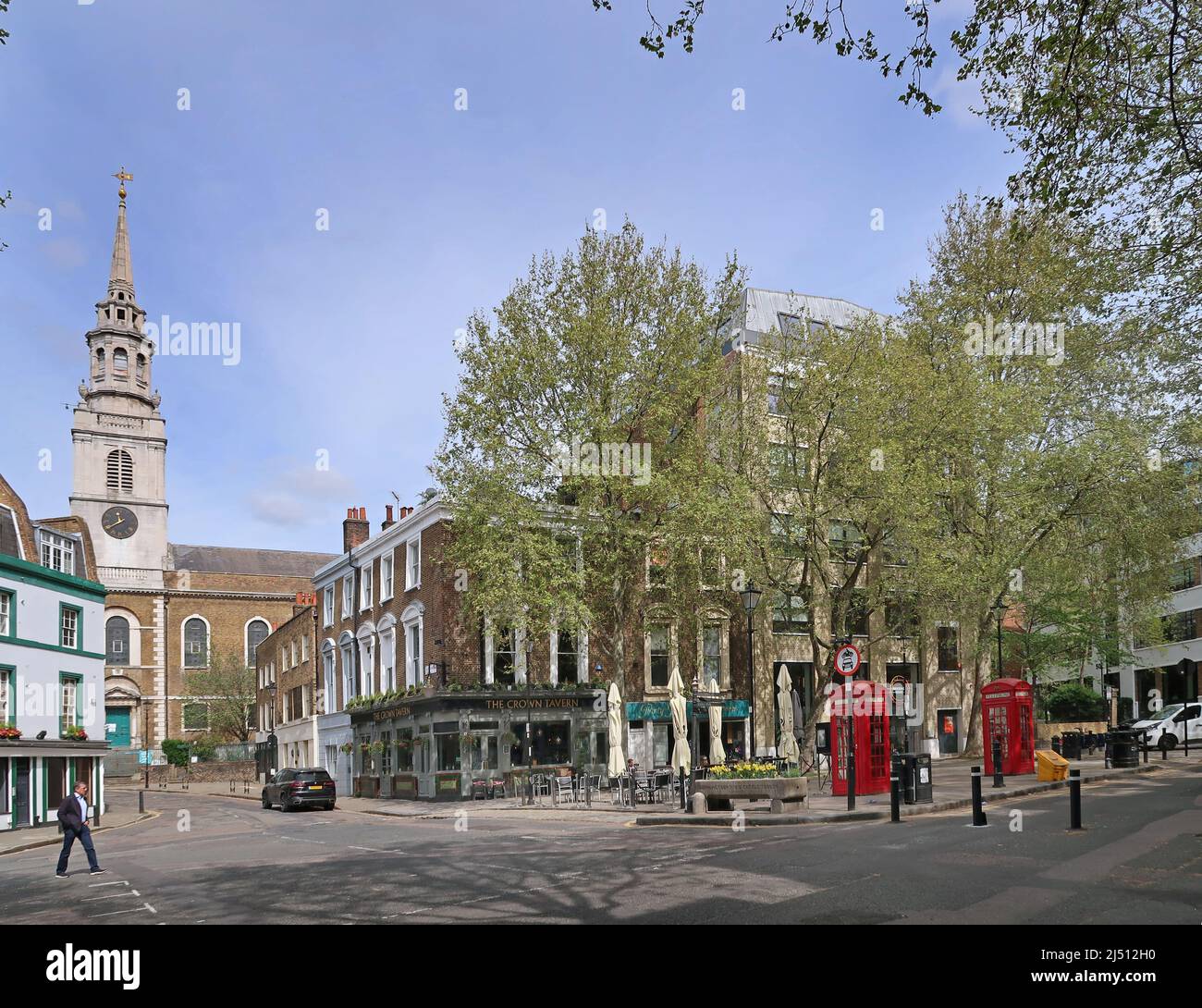 Clerkenwell Green, London, Großbritannien. St. James Kirche und The Crown Pub (Mitte) Stockfoto