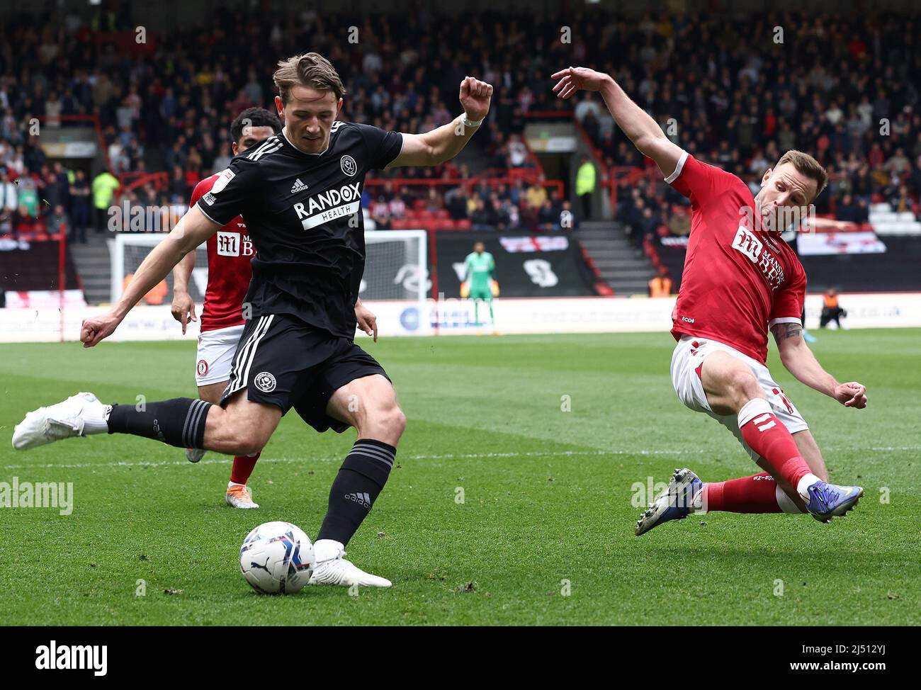 Bristol, England, 18.. April 2022. Sander Berge von Sheffield Utd schießt beim Sky Bet Championship-Spiel am Ashton Gate in Bristol an Rob Atkinson von Bristol City vorbei. Bildnachweis sollte lauten: Darren Staples / Sportimage Stockfoto