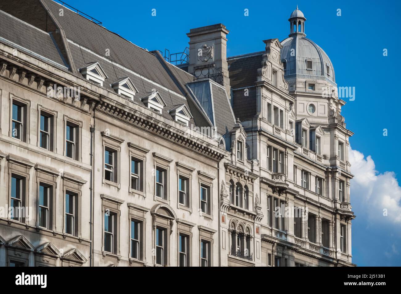 Ein edwardianisches Barockgebäude mit gewölbten Eckpavillons auf dem Dach rund um den Parliament Square in London Stockfoto