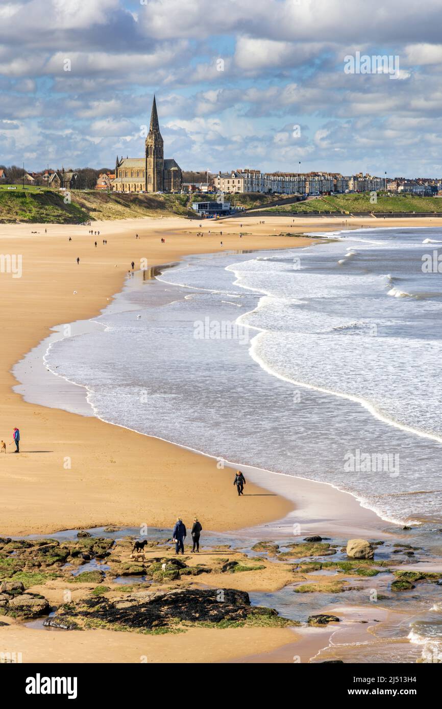 Long Sands Beach in Tynemouth an einem hellen Frühlingstag, mit St. George's Kirche in Cullercoats in der Ferne, Tyne and Wear, England, Großbritannien Stockfoto