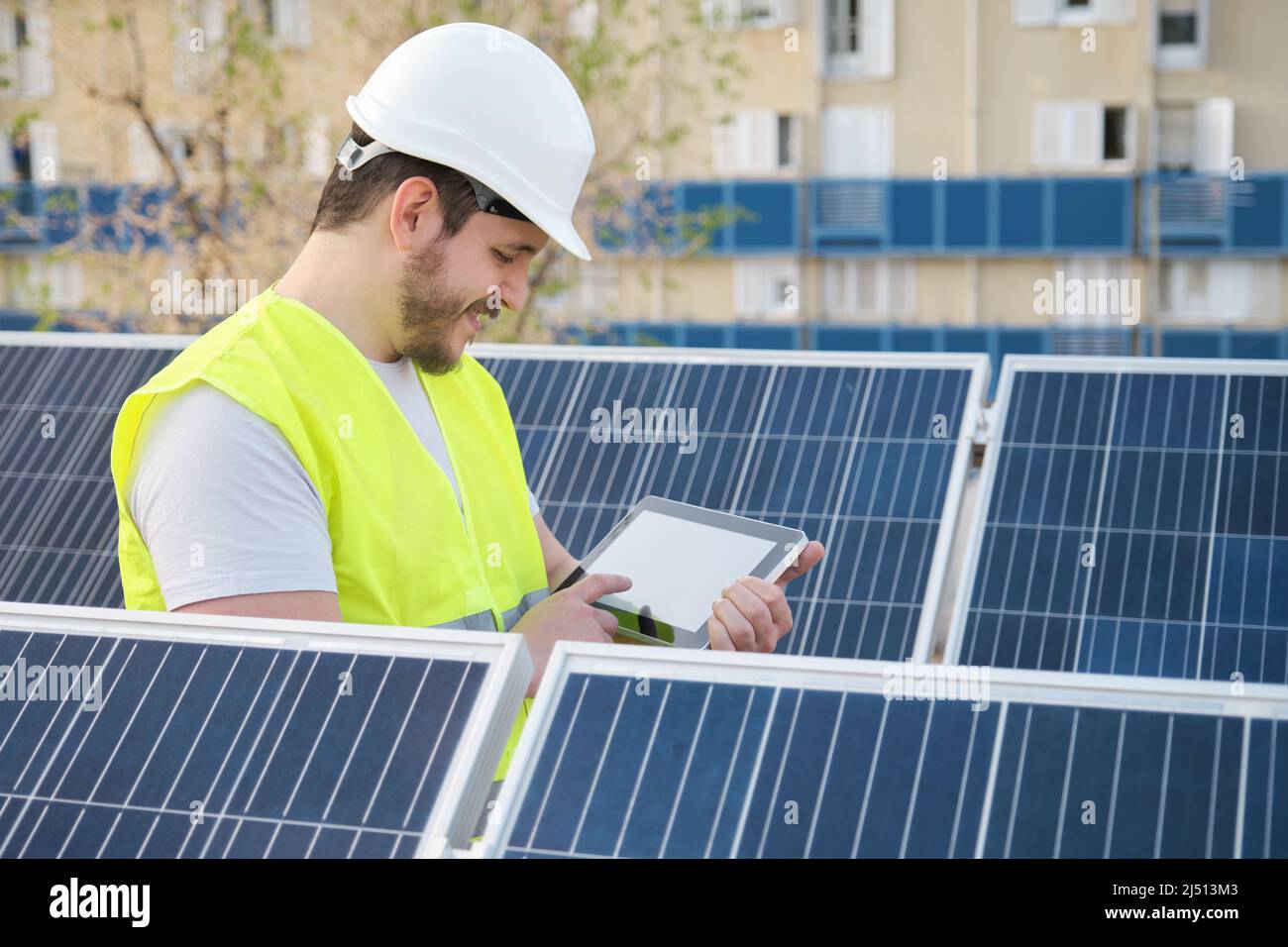 Techniker mit Tablet zur Überprüfung der Stromerzeugung aus Photovoltaik-Solarzellen. Stockfoto