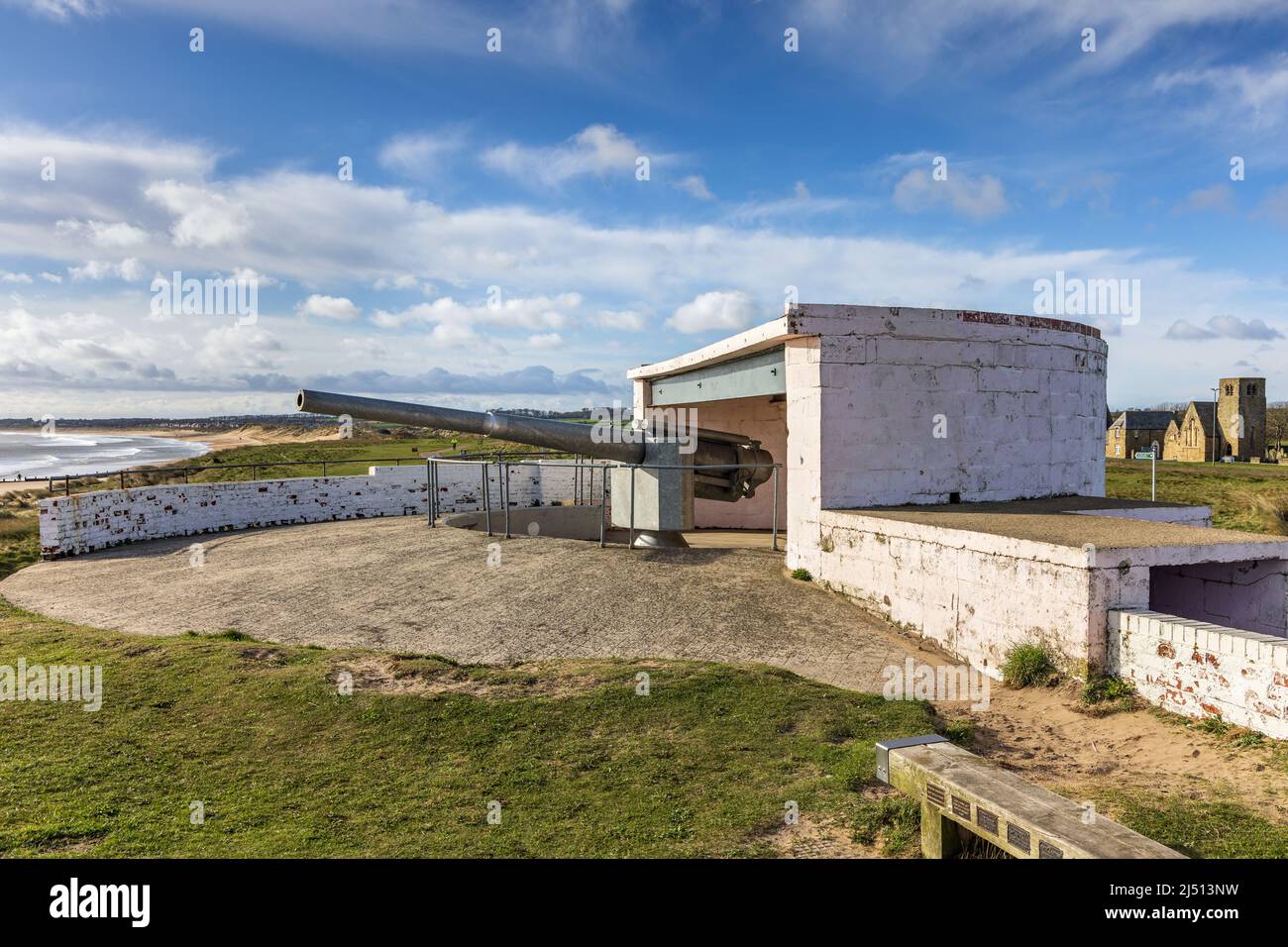 Replik WWII Mark V11 6-Zoll-Marinegewehr in Waffenaufstellungen bei Blyth Battery über Blyth Beach in der Nähe des Hafens von Blyth an der Küste von Northumberland. Stockfoto