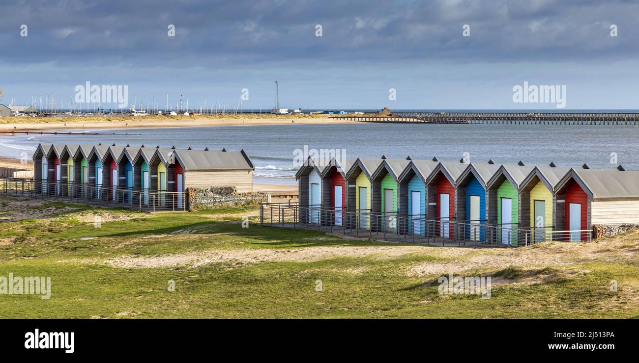 Die bunten Strandhütten an der Promenade von Blyth, Northumberland, Großbritannien Stockfoto