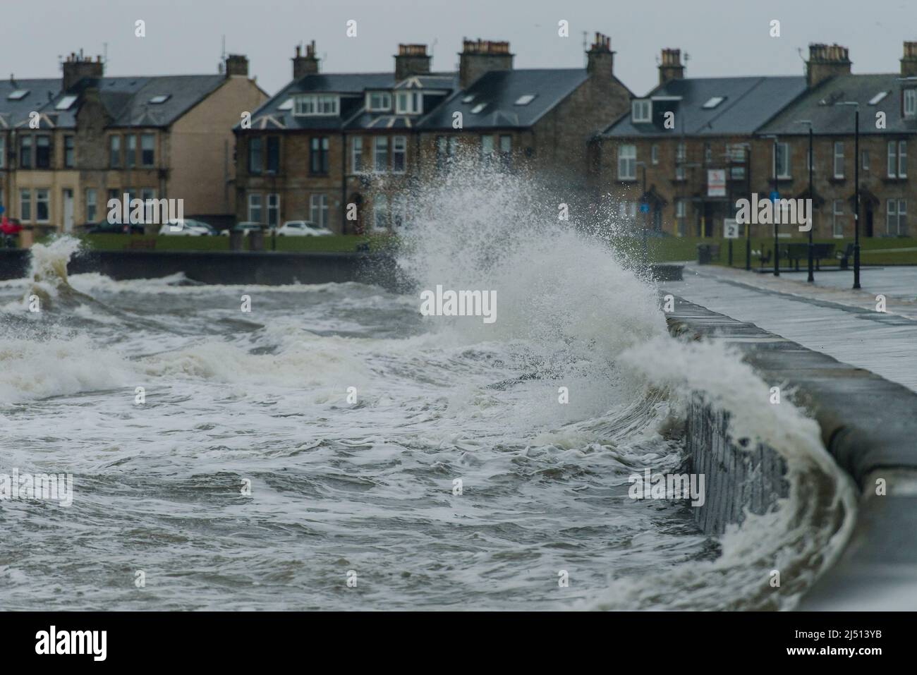 Wellen kommen über die Promonade an der Westküste der schottischen Stadt Troon. Teile Schottlands stehen unter einer gelbgelben Wetterwarnung vor starken Winden, Schnee und Blitzeinschlägen. Kredit: Euan Cherry Stockfoto