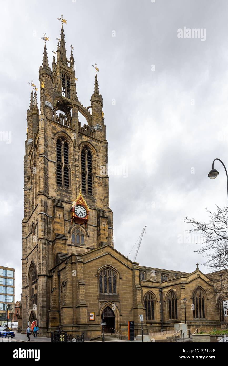 Die verzierten Türme und die Uhr der Cathedral Church of St. Nicholk, Newcastle-upon-Tyne, Tyne and Wear, England Stockfoto
