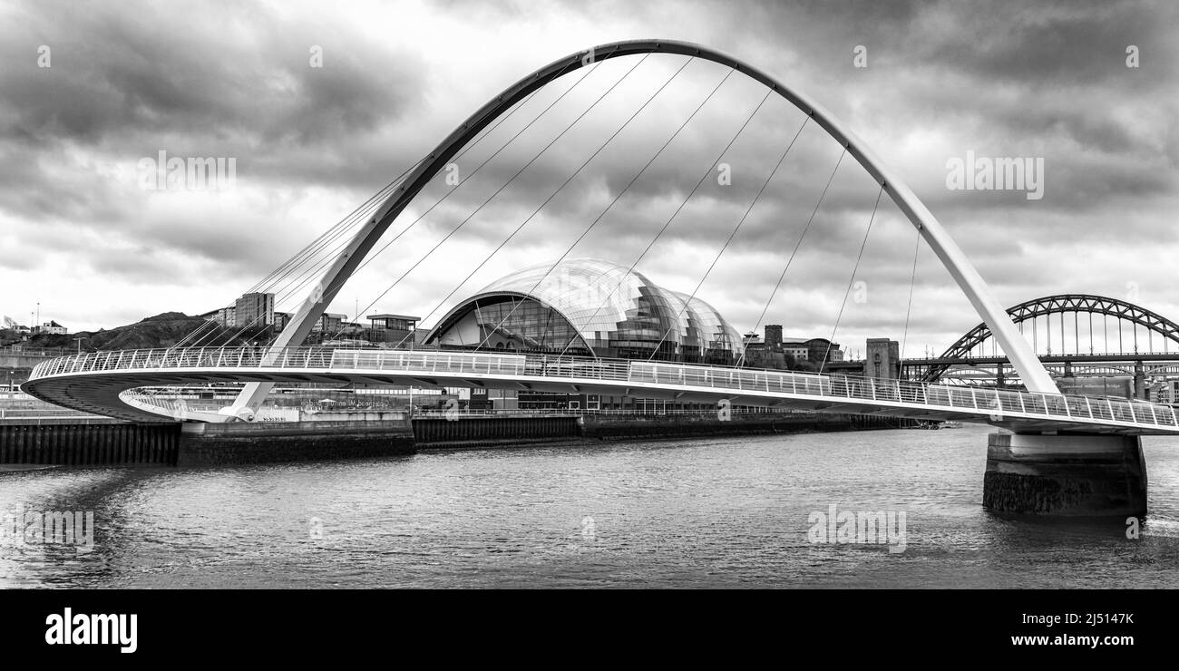Die Gateshead Millennium Bridge und das Sage Center vom Newcastle Kai aus mit Blick auf die Tyne Bridge. Stockfoto