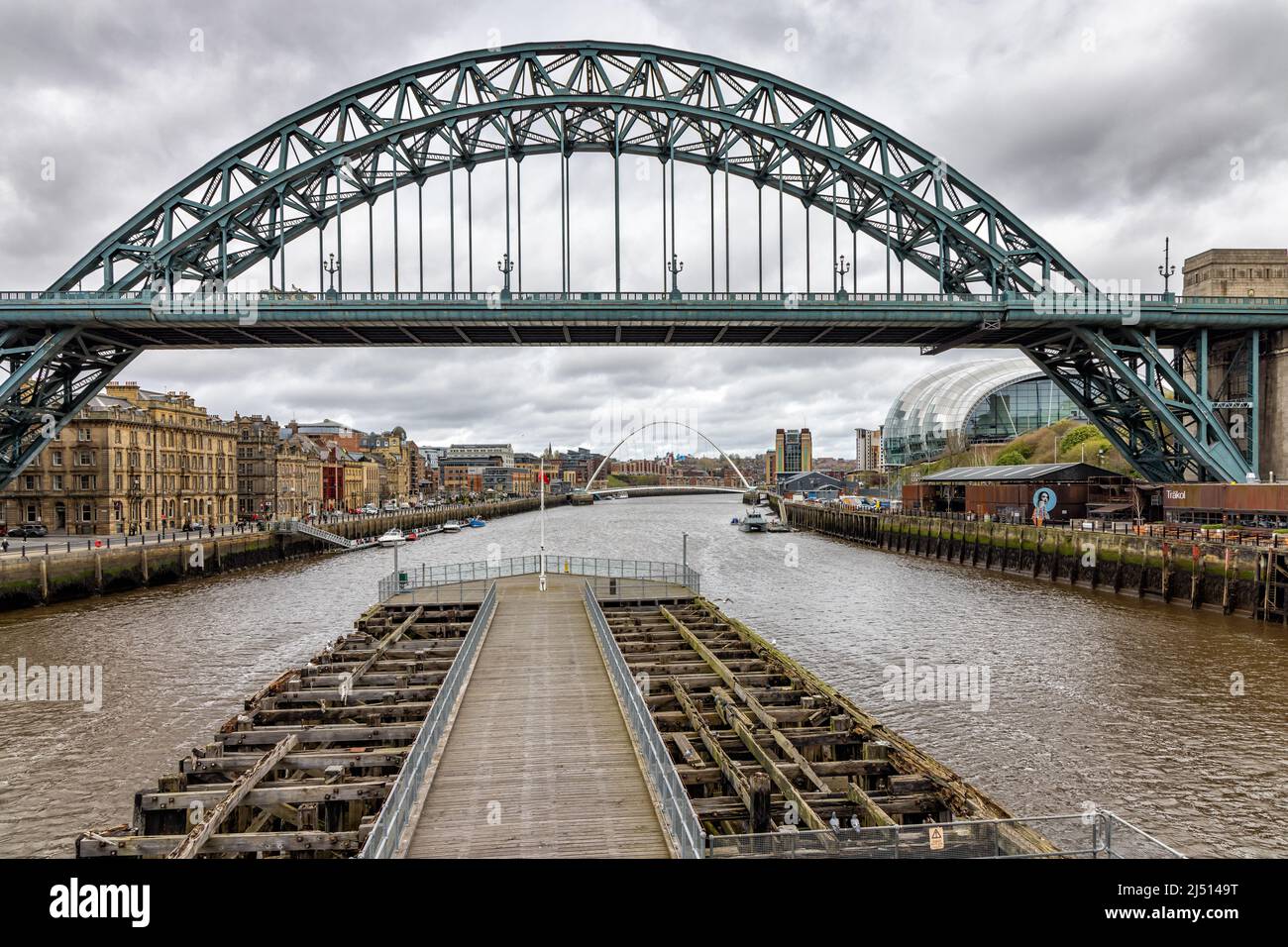 Aufgenommen von der Swing Bridge mit Blick nach Osten den Fluss Tyne hinunter in Richtung Tyne Bridge und darüber hinaus, Newcastle upon Tyne, England, Großbritannien Stockfoto