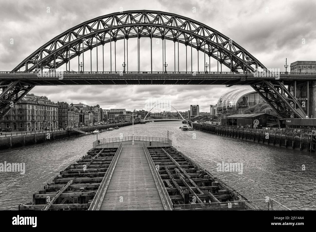 Aufgenommen von der Swing Bridge mit Blick nach Osten den Fluss Tyne hinunter in Richtung Tyne Bridge und darüber hinaus, Newcastle upon Tyne, England, Großbritannien Stockfoto