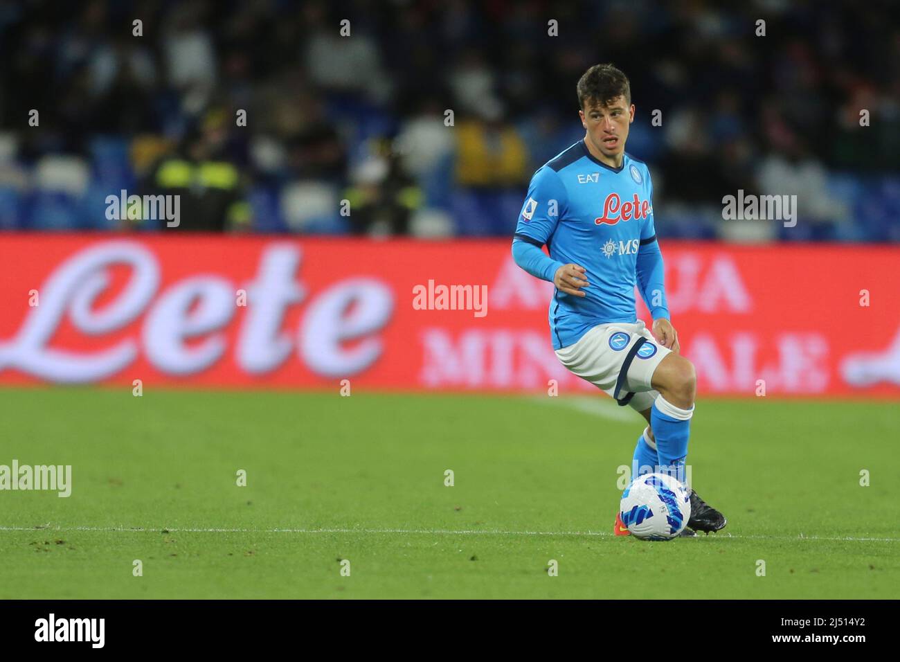 Der deutsche Mittelfeldspieler von SSC Napoli, Diego Demme, kontrolliert den Ball während des Fußballspiels der Serie A zwischen SSC Napoli und AS Roma im Diego Armando Maradona Stadium in Neapel, Süditalien, am 18. April 2022. Stockfoto