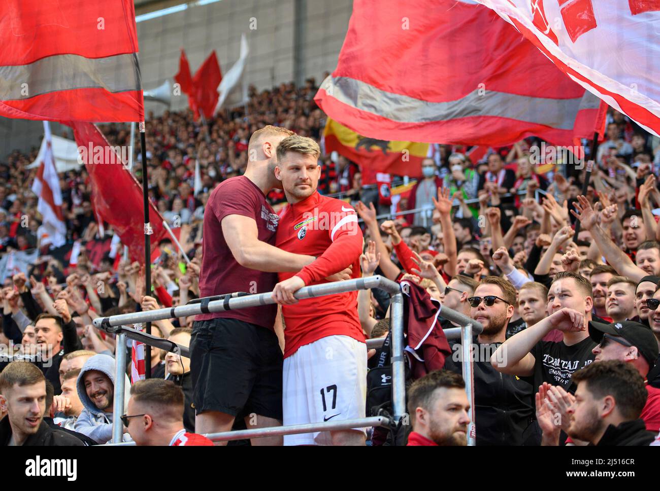 Finale Jubilierung FR, Lukas KUEBLER (KÃ bler, FR) mit den Fans in der Tribüne Soccer 1. Bundesliga, Spieltag 30., SC Freiburg (FR) - VfL Bochum (BO) 3: 0, am 16.. April 2022 in Freiburg/Deutschland. #Die DFL-Vorschriften verbieten die Verwendung von Fotos als Bildsequenzen und/oder quasi-Video # Â Stockfoto