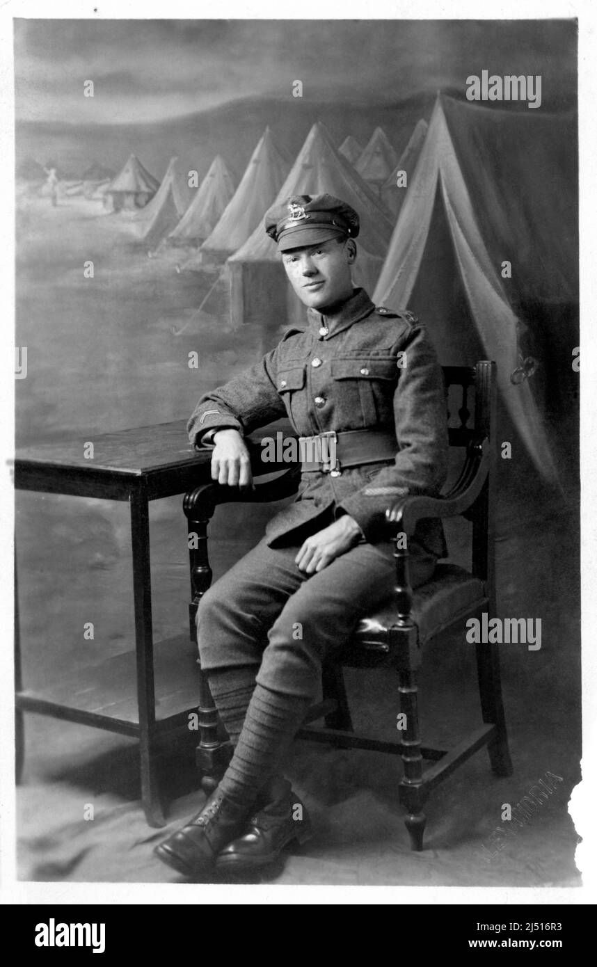 Korporal im KÖNIGLICHEN WESTEN VON SURREY. BRITISCHE ARMEE. CAP-ABZEICHEN MILITARIA. Das Regiment ist das älteste englische Infanterie-Regiment i Stockfoto