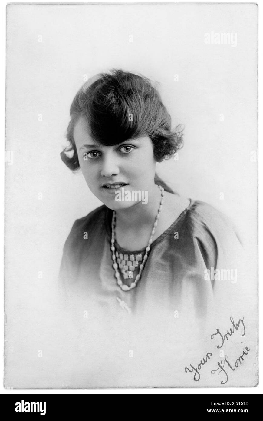 studioportrait der jungen Dame im Jahr 1930s. Mit freundlichen Grüßen, Florrie. Stockfoto