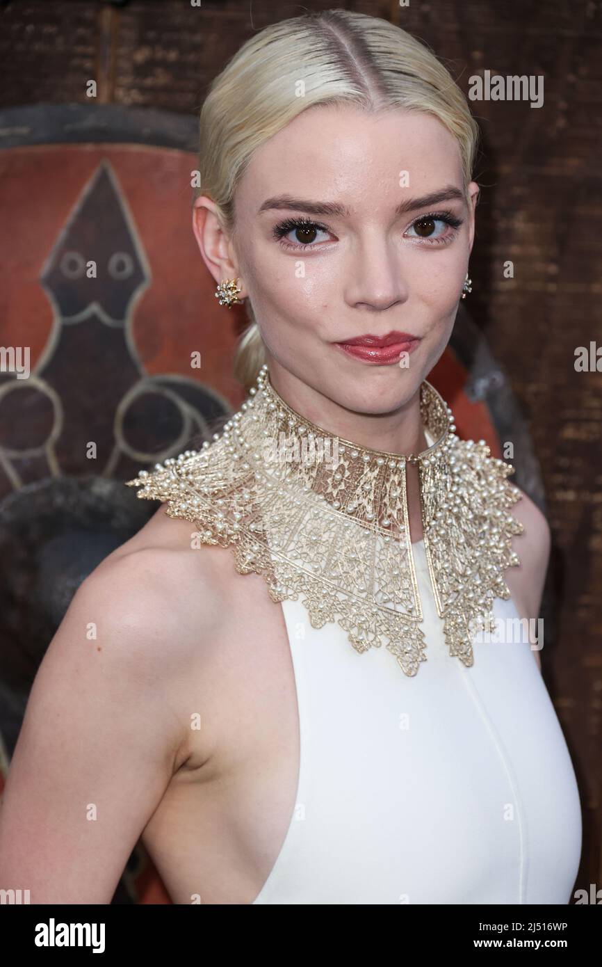 Die Schauspielerin Anya Taylor-Joy mit Dior-Kleid und goldener Halskette mit Tiffany und Co. Armband, Ringen und Ohrringen kommt bei der Los Angeles Premiere von Focus Features' 'The Northman' an, die am 18. April 2022 im TCL Chinese Theatre IMAX in Hollywood, Los Angeles, Kalifornien, USA, stattfand. Foto von Xavier Collin/Image Press Agency/ABACAPRESS.COM Stockfoto