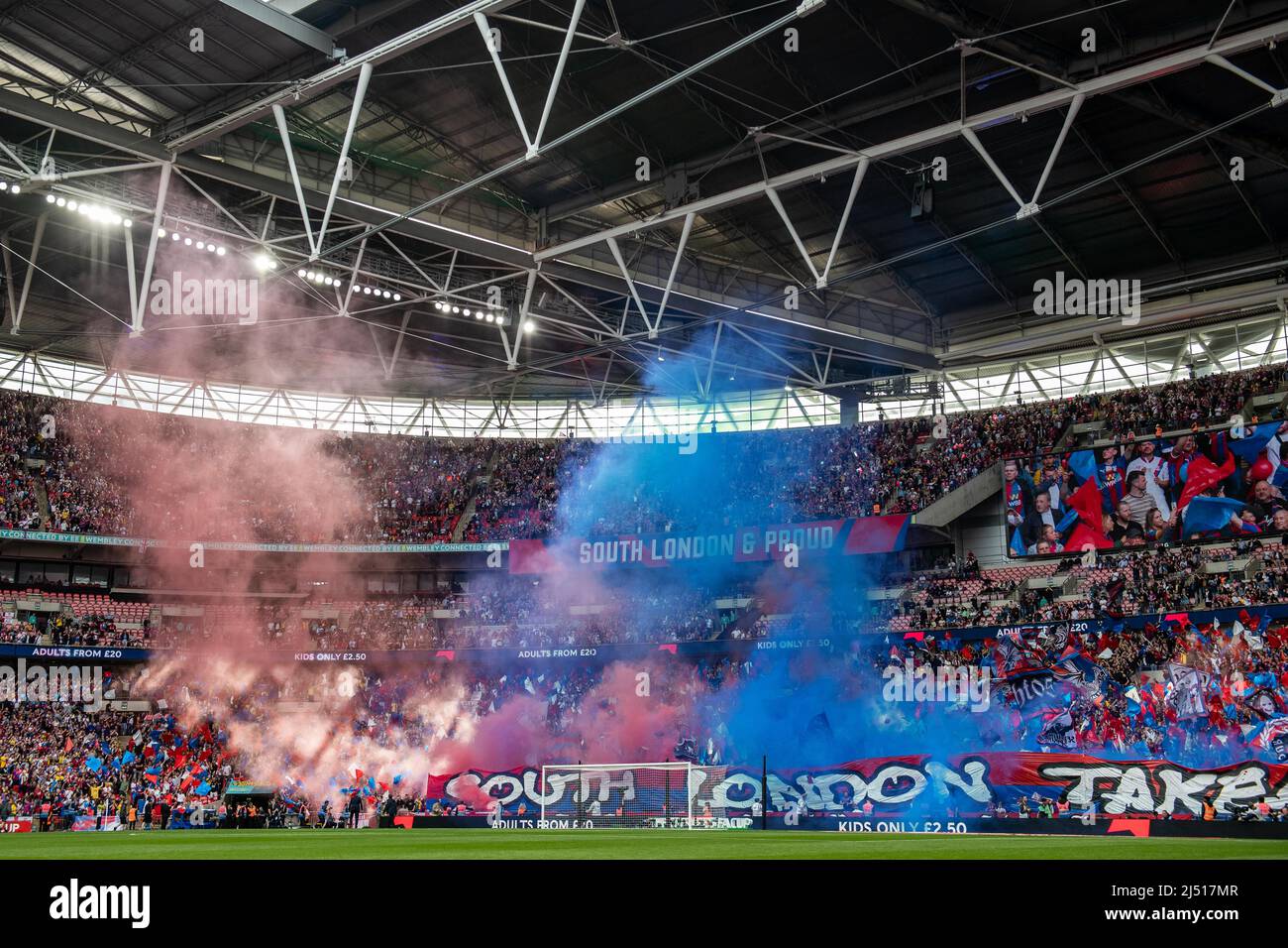 LONDON, ENGLAND - 17. APRIL: Crystal Palace-Fans zeigen und rauchen während des Halbfinalmatches des FA Cup zwischen Chelsea und Crystal Palace in Wemb Stockfoto