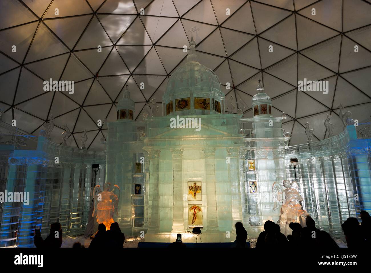 Skulptur der st. Peters Basilika aus dem Eis auf Hrebienok in der Slowakei Stockfoto