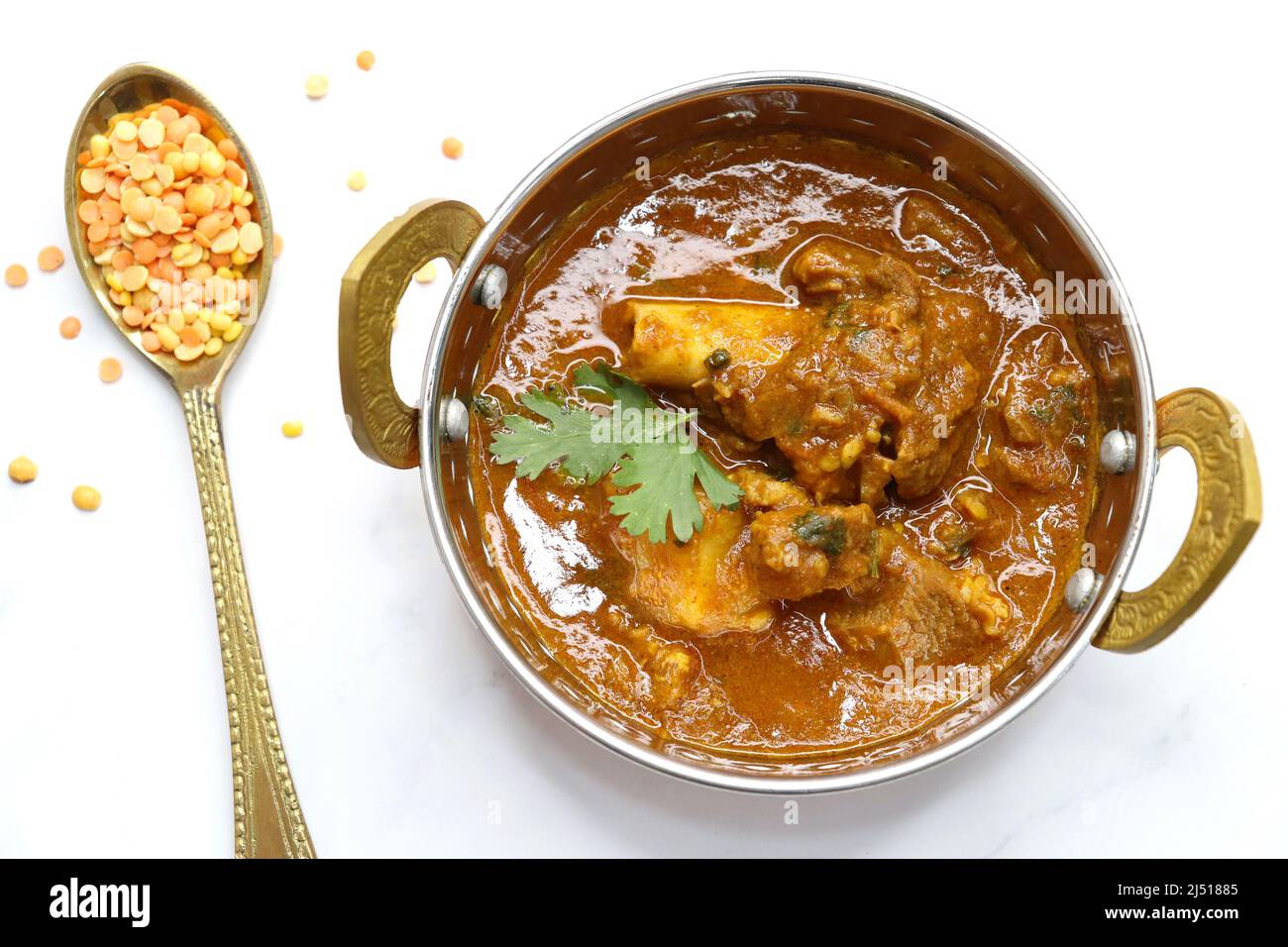 Dal Gosht oder Daal Gosht ist eines der sehr beliebten Mutton-Rezepte in Indien. Hammelfleisch mit Gewürzen und gemischten Linsen. Hammeldalcha. Stockfoto
