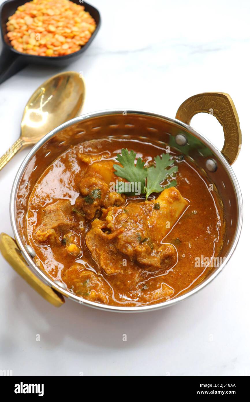Dal Gosht oder Daal Gosht ist eines der sehr beliebten Mutton-Rezepte in Indien. Hammelfleisch mit Gewürzen und gemischten Linsen. Hammeldalcha. Stockfoto