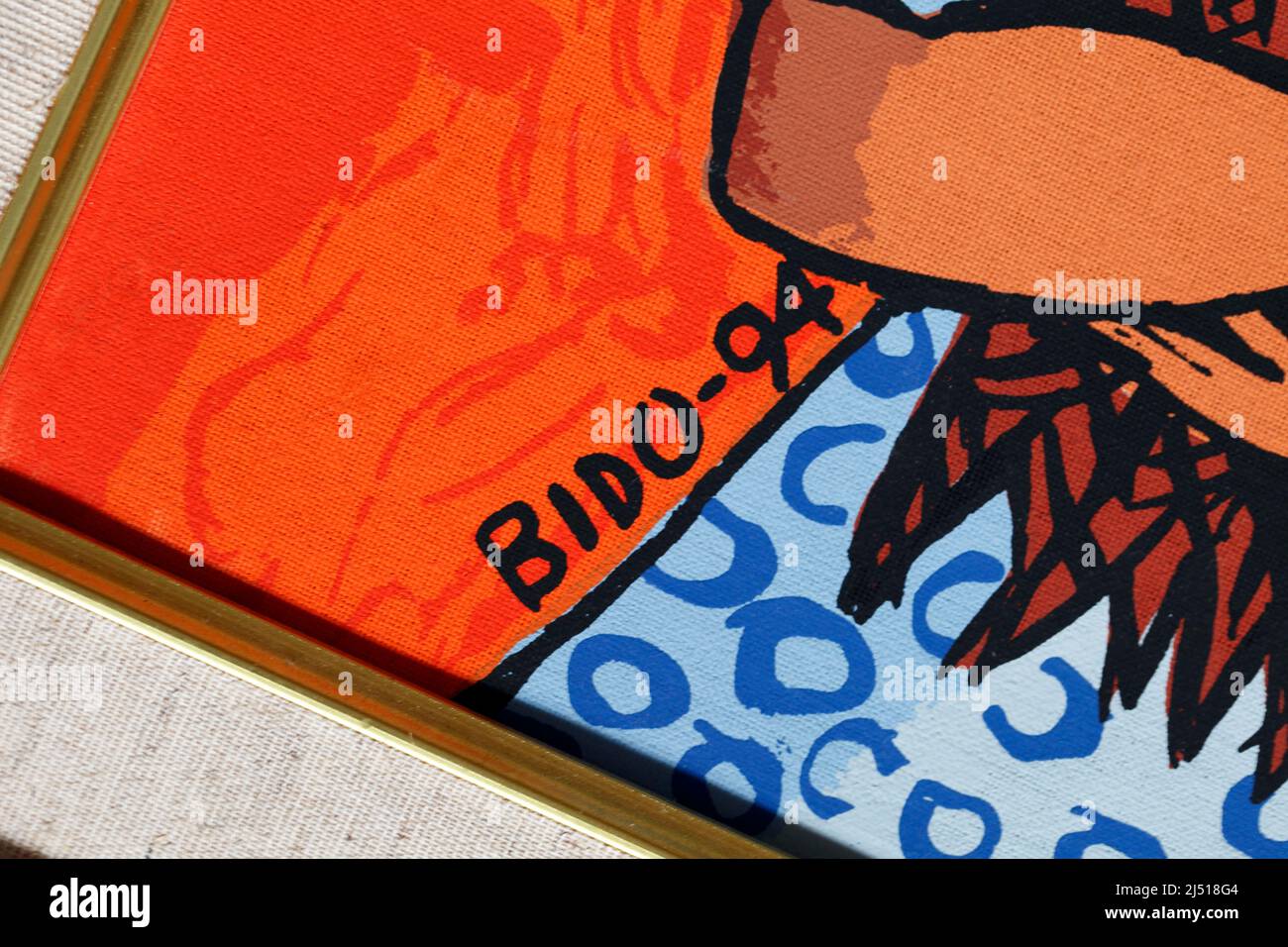 Leinwand-Siebdruck von Candido Bido, typisch für seinen Stil, mit leuchtenden Farbstoffen, der Sonne und einer Frau aus der Dominikanischen Republik, die hier 9 Fische hält Stockfoto