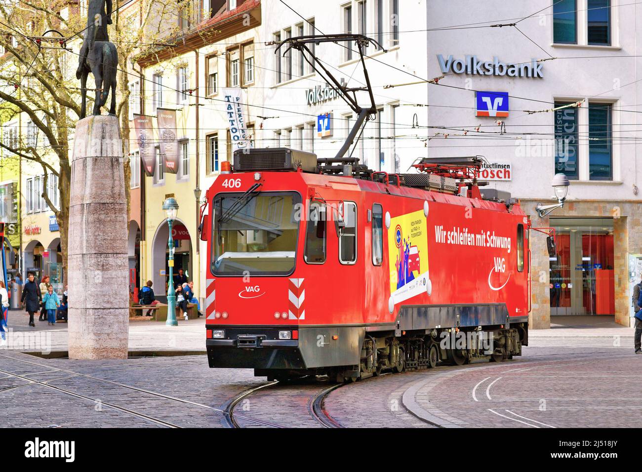 Freiburg, Deutschland - April 2022: Schienenschleifer-Fahrzeug auf Straßenbahnschienen in der Innenstadt Stockfoto