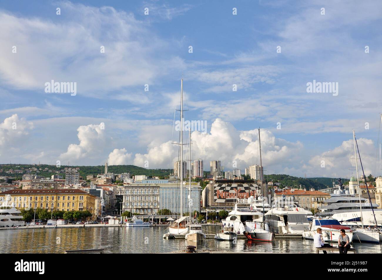 Rijeka,20.. Mai 2021. Luxusyachten ankerten und vertäuten auf dem Dock im kroatischen Hafen von Rijeka. Hafen und Uferpromenade Stadtbild sonniger Frühlingstag Stockfoto