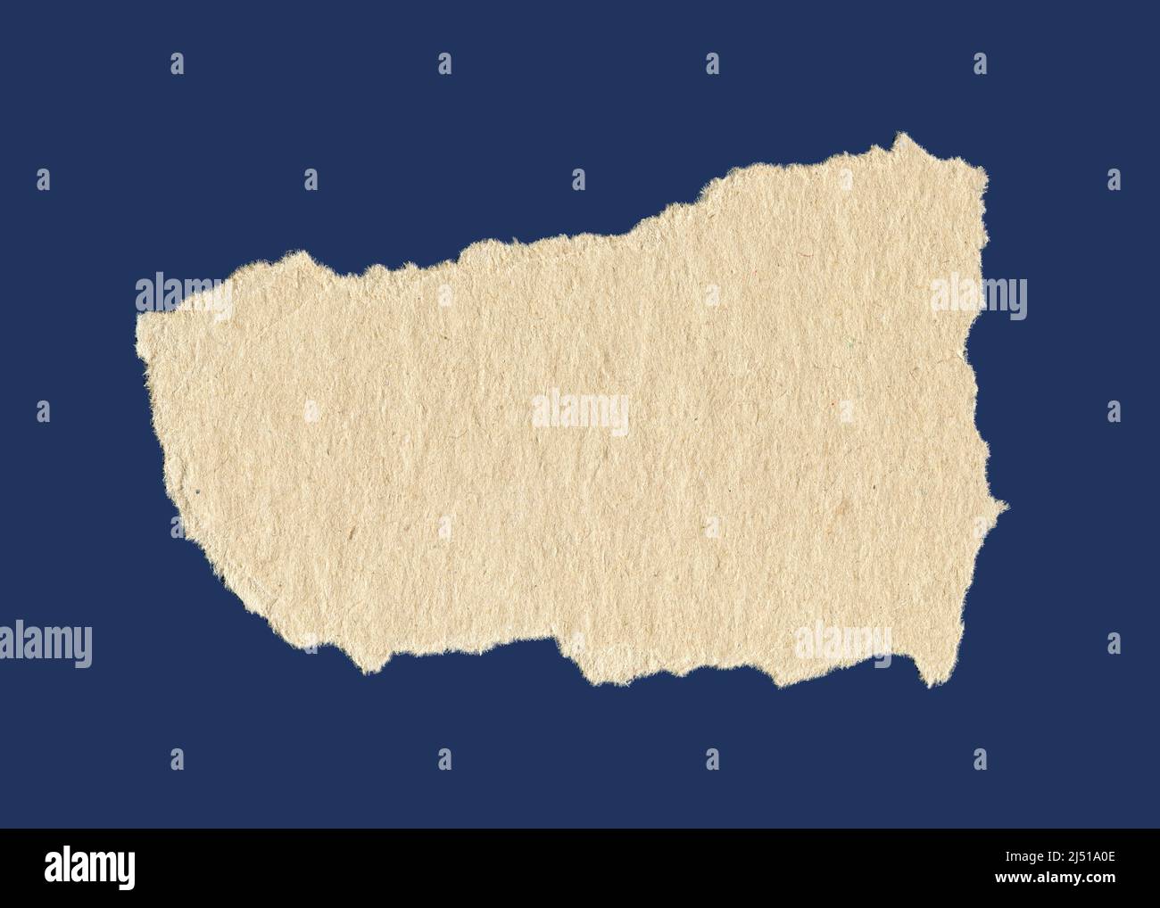 Ein Stück zerrissenes Naturpapier auf dunkelblauem Hintergrund, Nahaufnahme, Kopierbereich Stockfoto