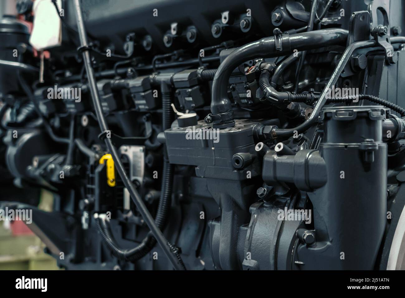 Dieselmotor des Traktors oder Mähdreschers in der industriellen Fabrik aus nächster Nähe. Stockfoto