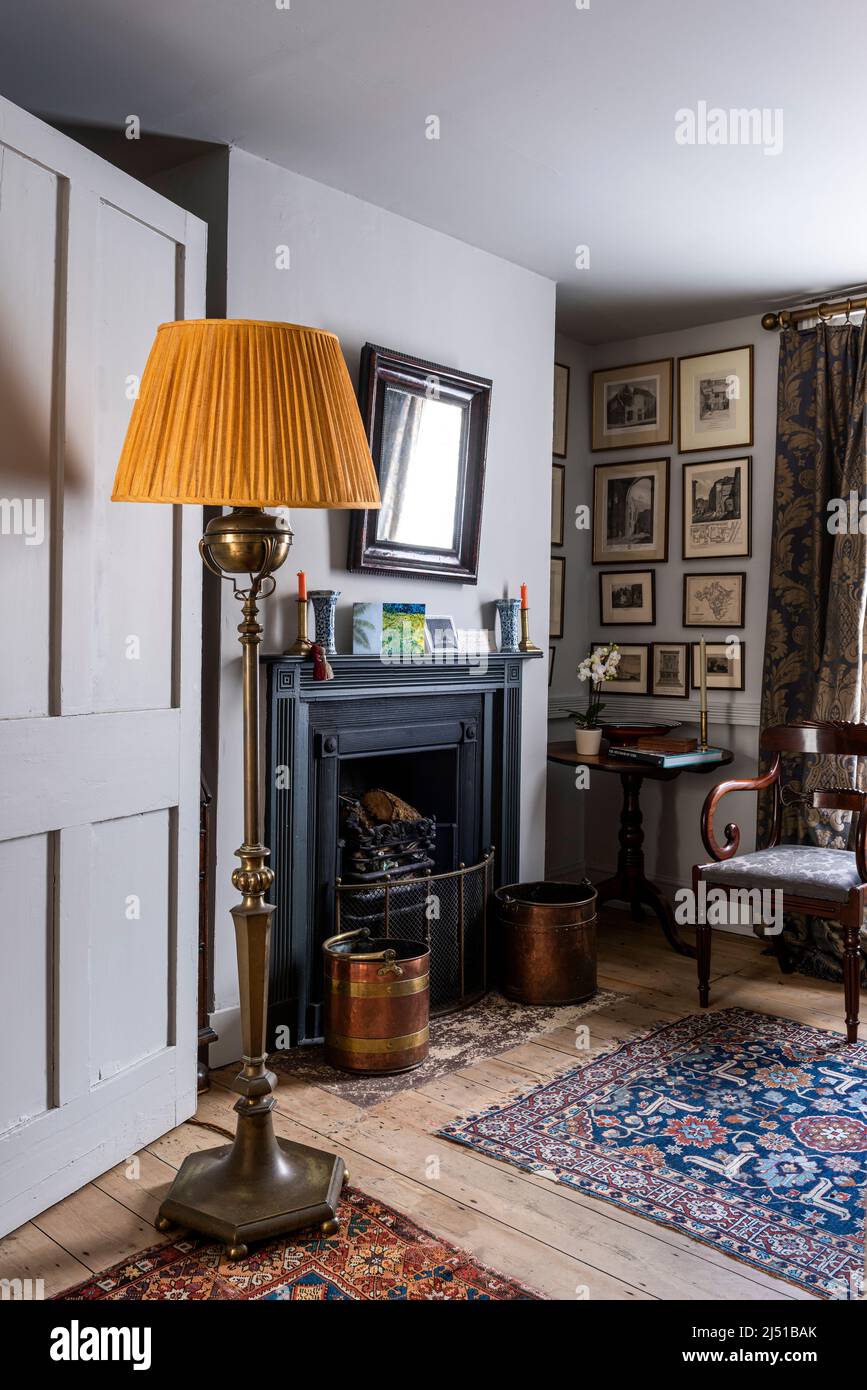 Vintage-Lampe mit gelbem Schatten und gerahmten Gravuren in Grade II gelistet 1820s London Cottage, UK Stockfoto