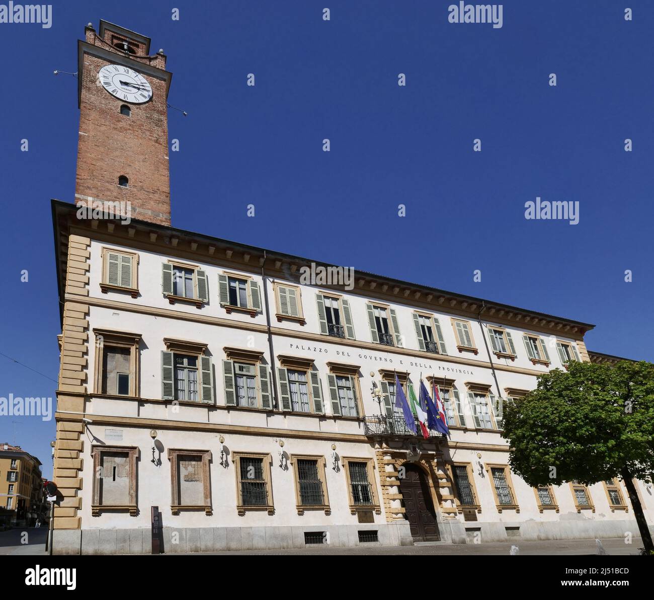Der Palazzo Natta ist ein alter, historisch-nobler Palast in der Stadt Novara im Piemont. Heute beherbergt sie die Provinz Novara und die Präfektur Stockfoto