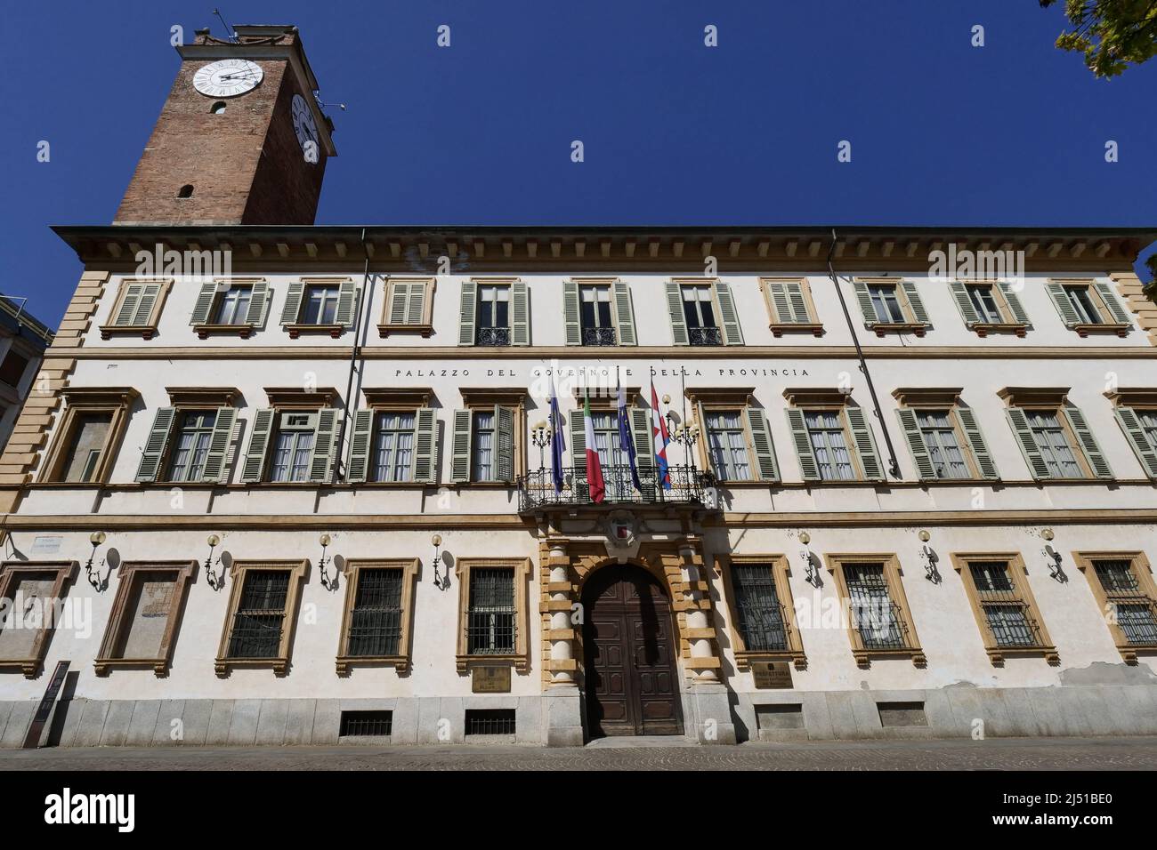 Der Palazzo Natta ist ein alter, historisch-nobler Palast in der Stadt Novara im Piemont. Heute beherbergt sie die Provinz Novara und die Präfektur Stockfoto
