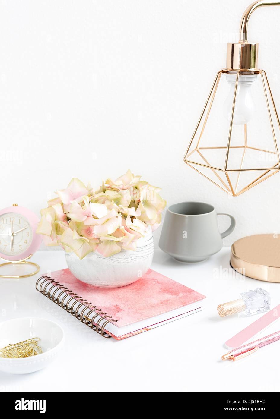 Feminines Heimbüro Im Blush-Stil Stockfoto