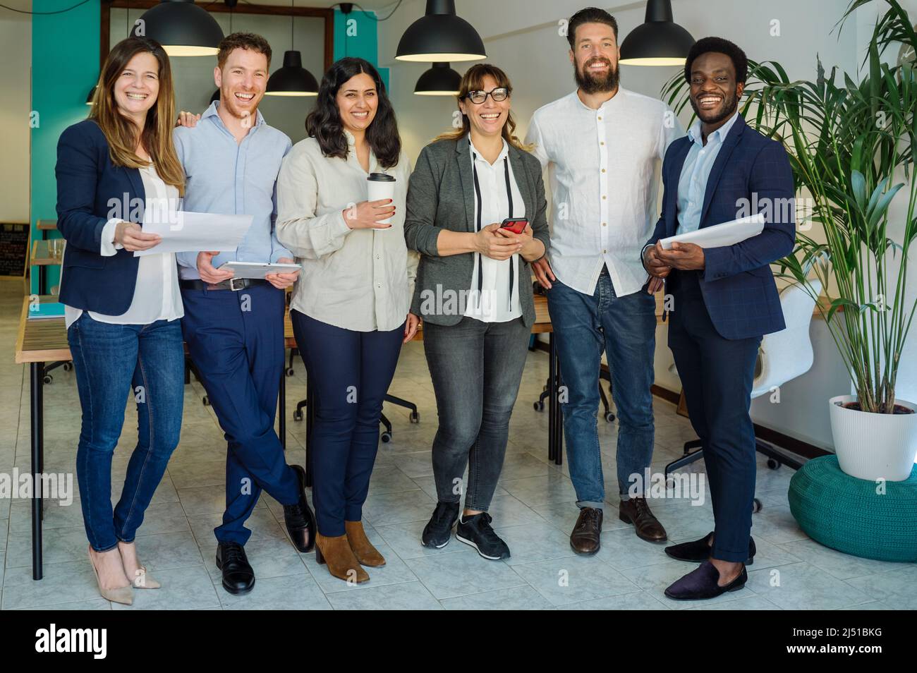 Glückliches, vielfältiges Team im Büro Stockfoto