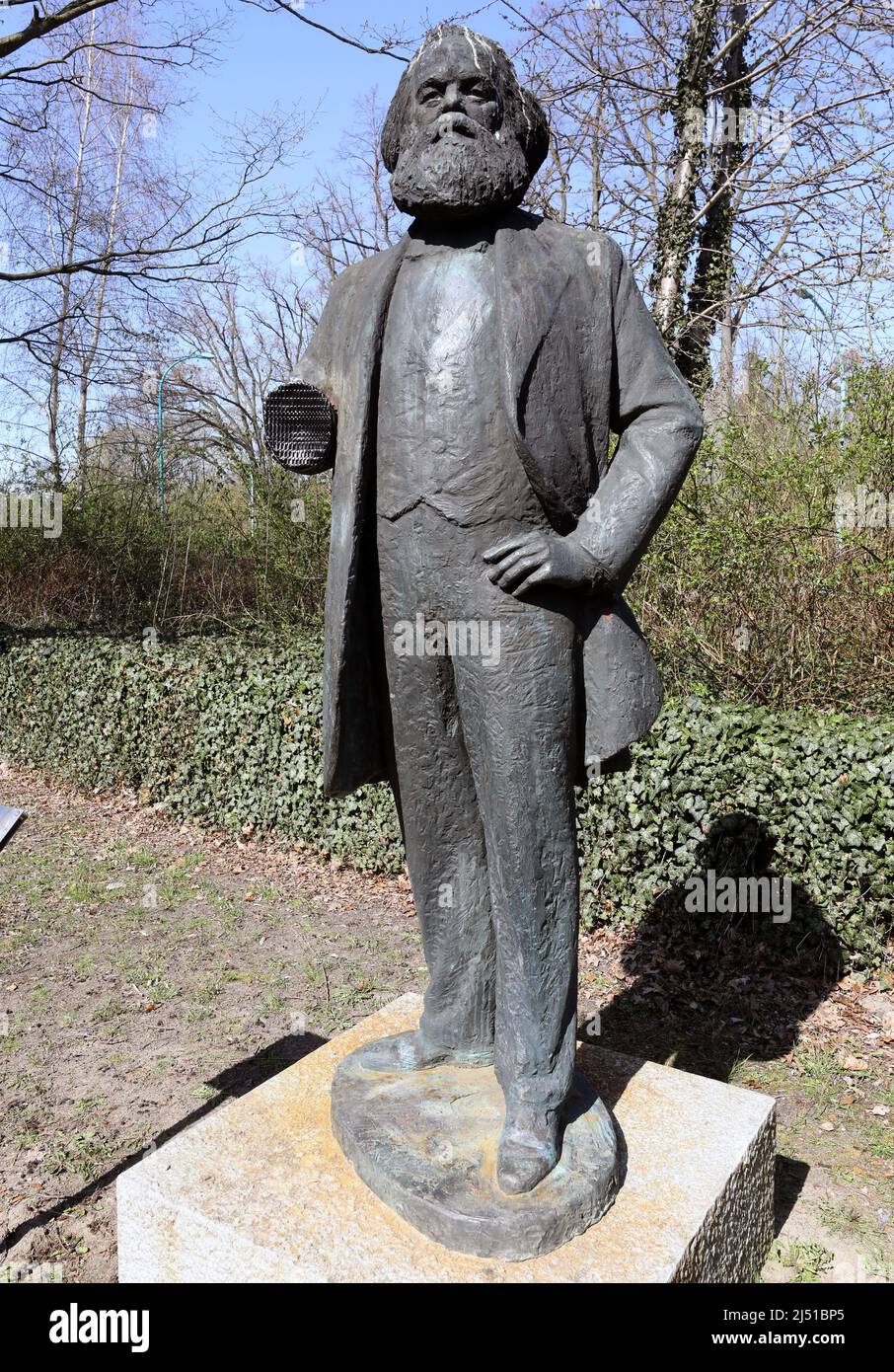 Neubrandenburg, Deutschland. 19. April 2022. Das Denkmal des Philosophen Karl Marx steht ohne seinen rechten Unterarm an seinem Platz in einem Park. Unbekannte hatten die 2,20-Meter-Statue im Februar 2022 beschädigt und den Arm abgenommen. Die Statue, eine Auftragsarbeit des Berliner Bildhauers Thieme aus dem Jahr 1969, soll wieder fertiggestellt werden. Die Stadt will Spenden erbitten, damit das Denkmal noch vor Ende 2022 fertiggestellt werden kann. Quelle: Bernd Wüstneck/dpa/Alamy Live News Stockfoto