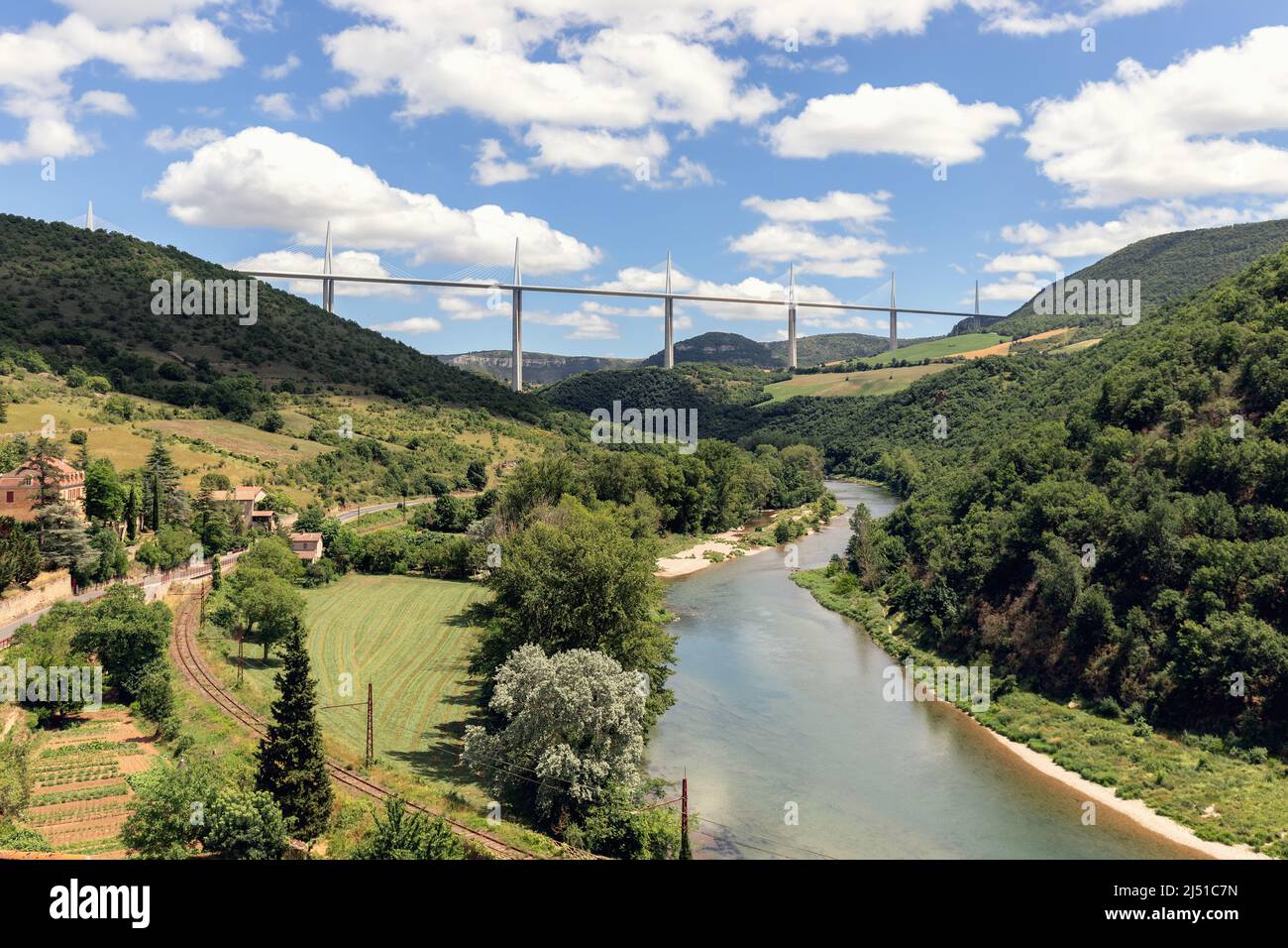 Fluss und Tal Tarn, alte Bahngleise und Ingenieurleistungen - das Viadukt von Millau steht über allem. Aveyron, Ozitanien, Frankreich Stockfoto