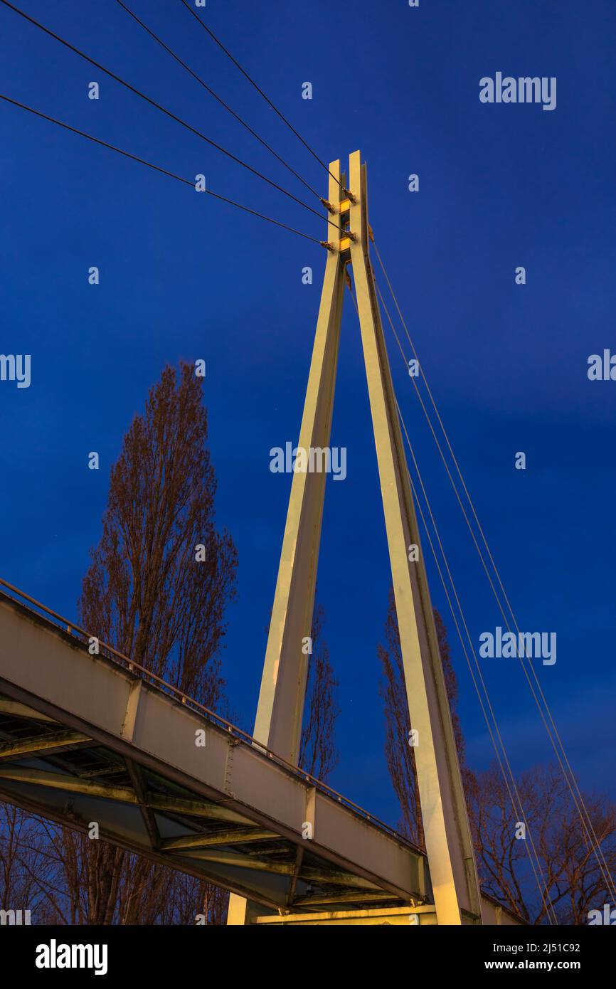 Säule einer Stahlbrücke bei Nacht in Deutschland Stockfoto