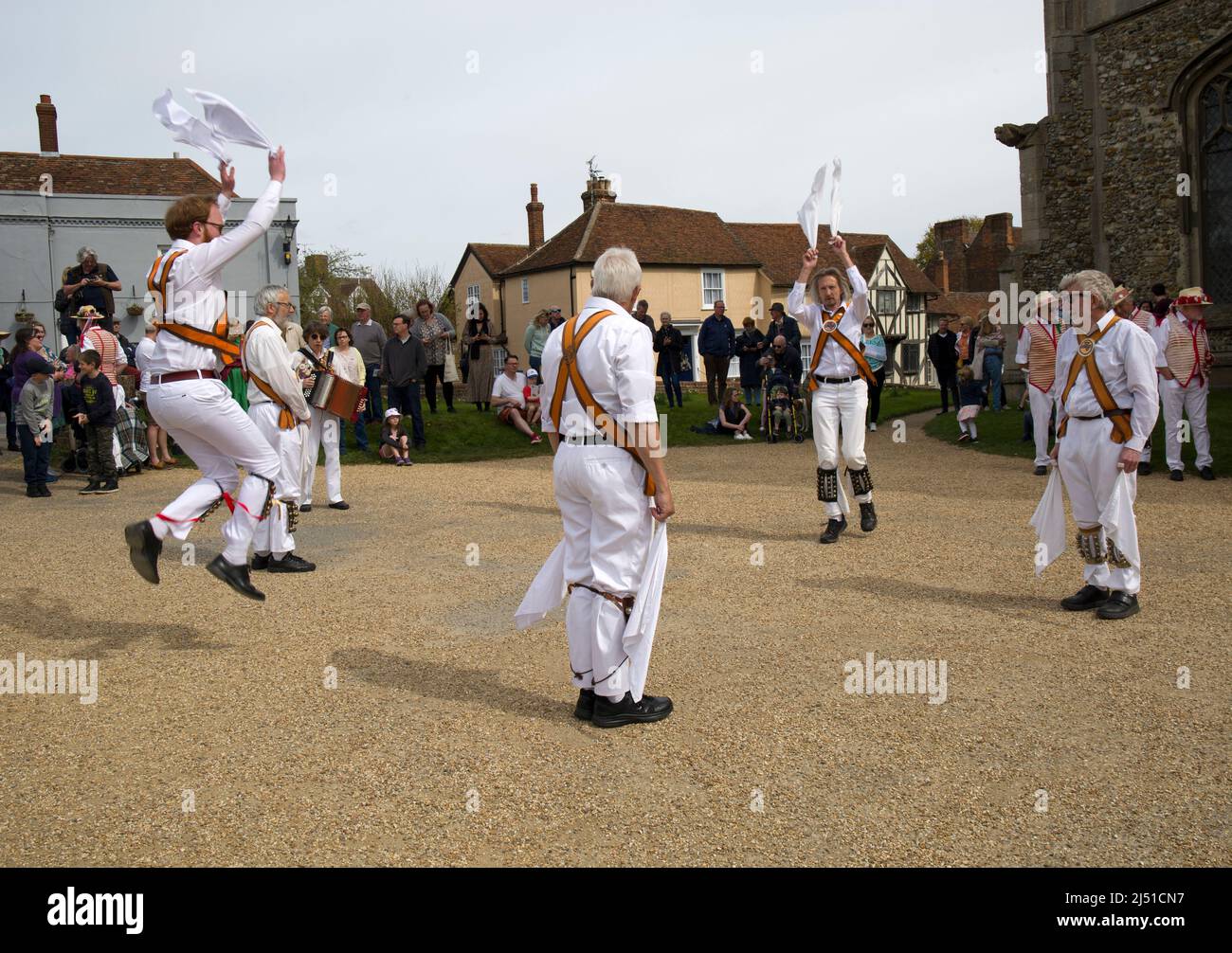 Devil's Dyke Morris Dancers Dancing auf dem Thaxted Churchyard Essex Stockfoto
