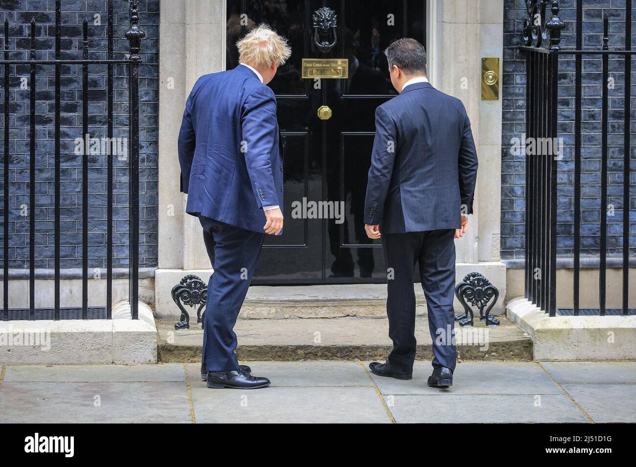 London, Großbritannien. 19. April 2022. Der britische Premierminister Boris Johnson begrüßt heute Morgen den Premierminister der Region Kurdistan, Masrour Barzani, zu Gesprächen in der Downing Street 10. Kredit: Imageplotter/Alamy Live Nachrichten Stockfoto