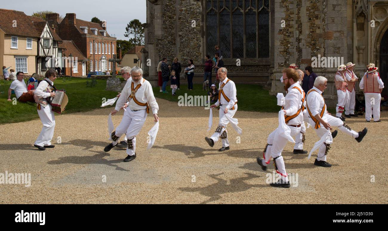 Devil's Dyke Morris Dancers Dancing auf dem Thaxted Churchyard Essex Stockfoto