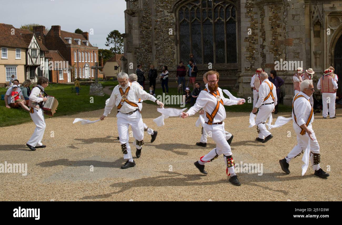 Devil's Dyke Morris Dancers Dancing auf dem Thaxted Churchyard Essex Stockfoto