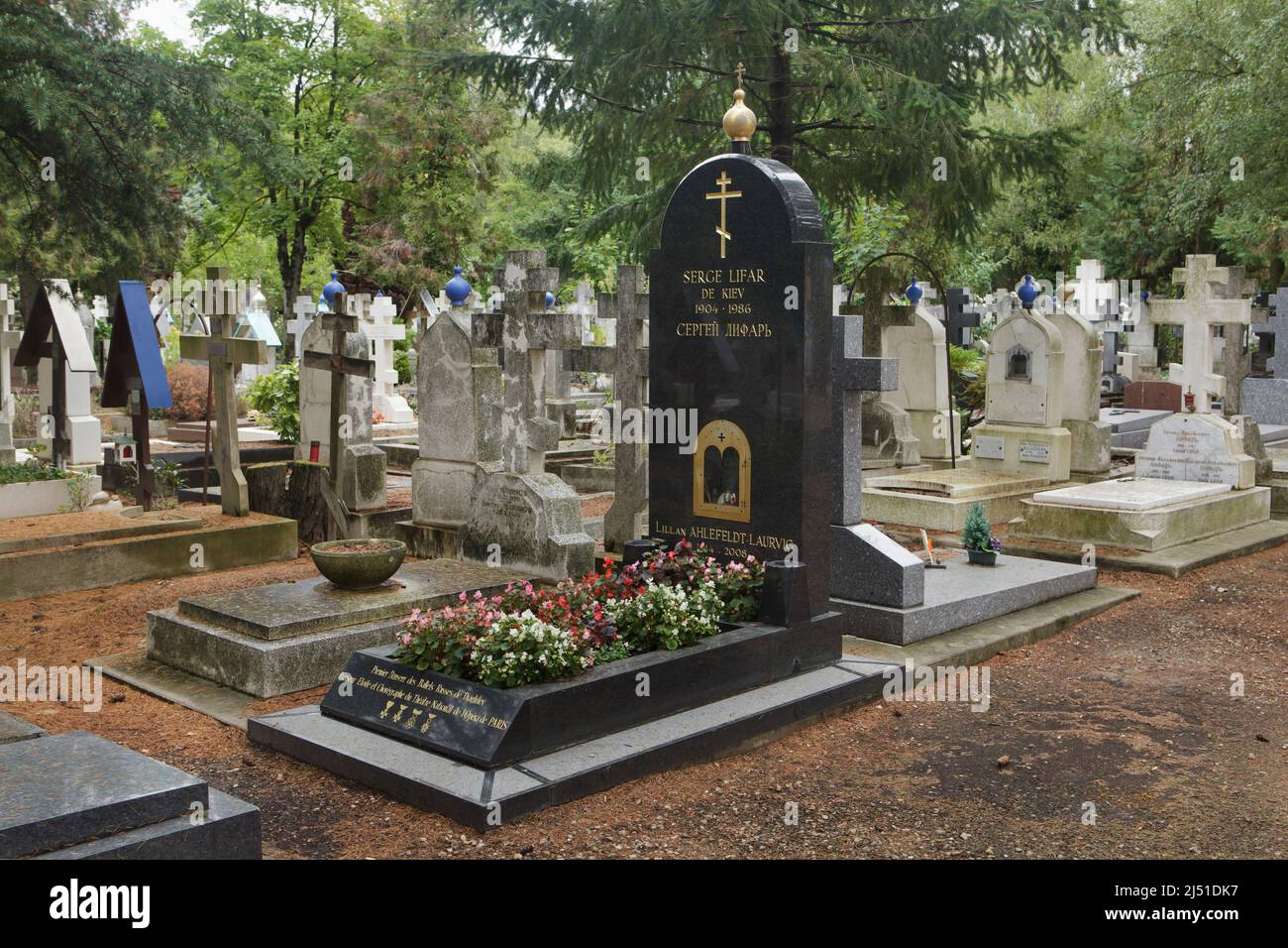 Gräber des ukrainischen Balletttänzers und Choreographen Serge Lifar (1905-1986) auf dem russischen Friedhof in Sainte-Geneviève-des-Bois (Cimetière russe de Sainte-Geneviève-des-Bois) bei Paris, Frankreich. Stockfoto