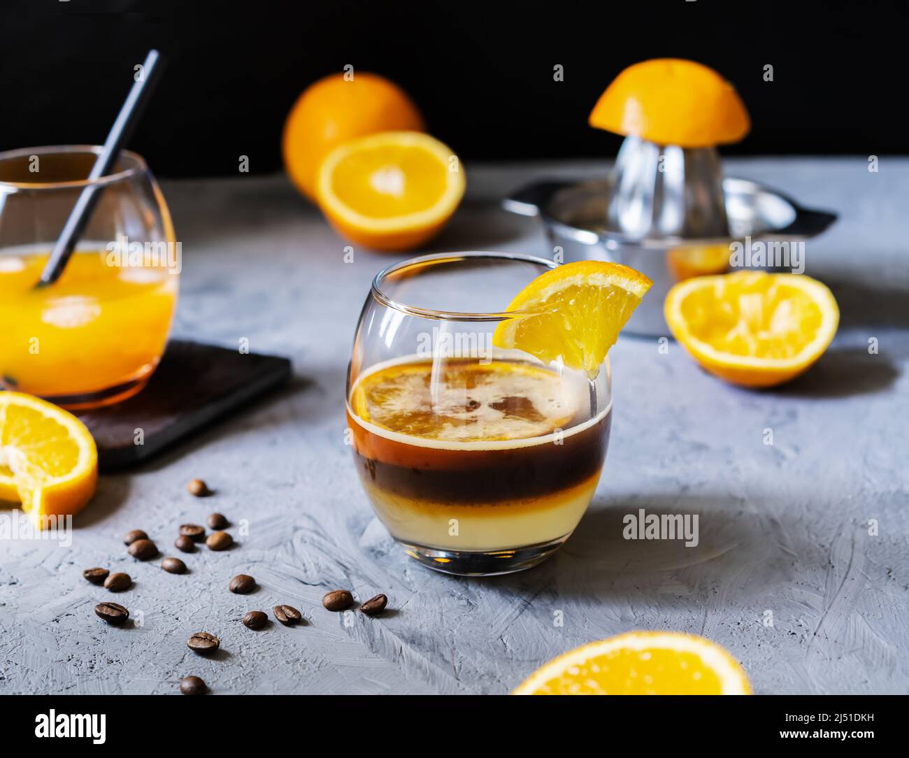 Kaffee mit Orangensaft und Karamellsirup Stockfoto