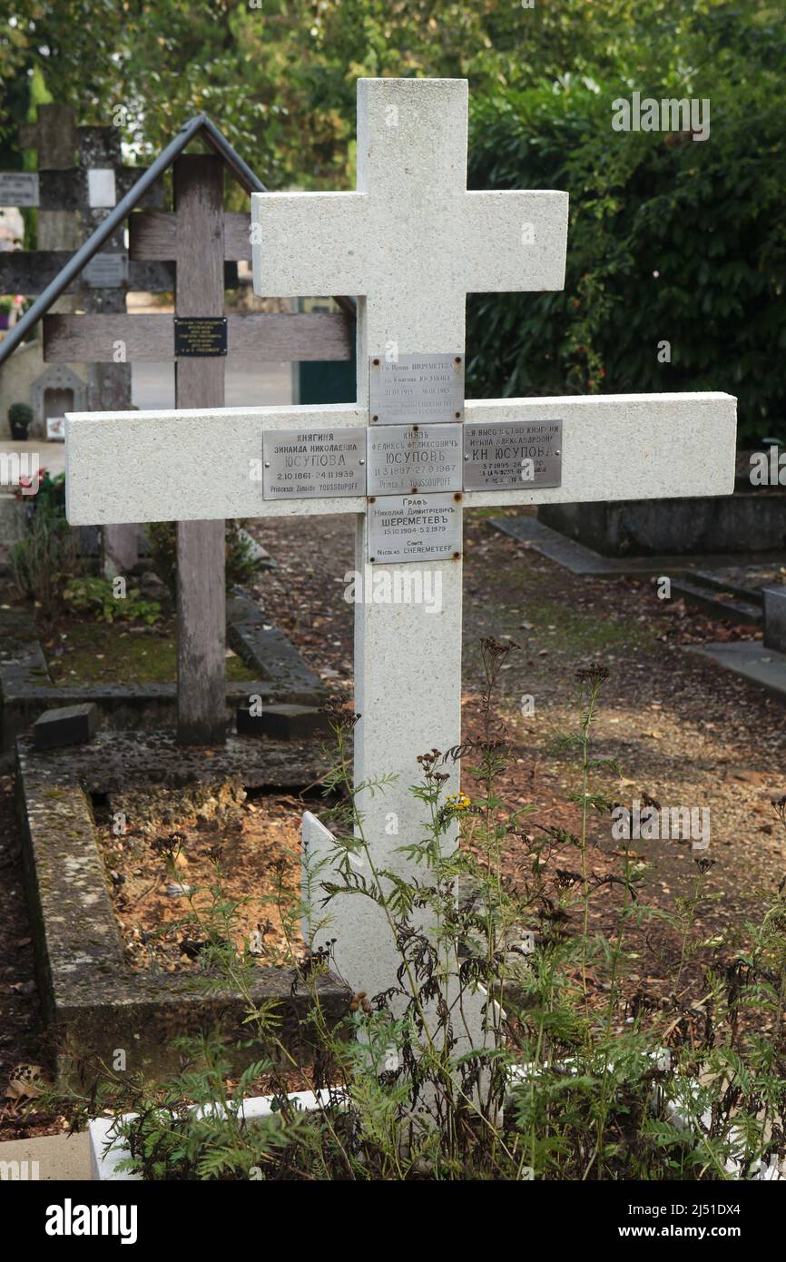 Grab des russischen Adligen Prinz Felix Yusupov (1887-1967) auf dem russischen Friedhof in Sainte-Geneviève-des-Bois (Cimetière russe de Sainte-Geneviève-des-Bois) in der Nähe von Paris, Frankreich. Prinz Felix Yusupov ist vor allem dafür bekannt, an der Attentat auf Grigori Rasputin beteiligt zu sein. Seine Mutter Prinzessin Zinaida Yusupova und seine Gattin Prinzessin Irina Alexandrowna aus der Romanow-Dynastie sind hier neben anderen Verwandten begraben. Stockfoto