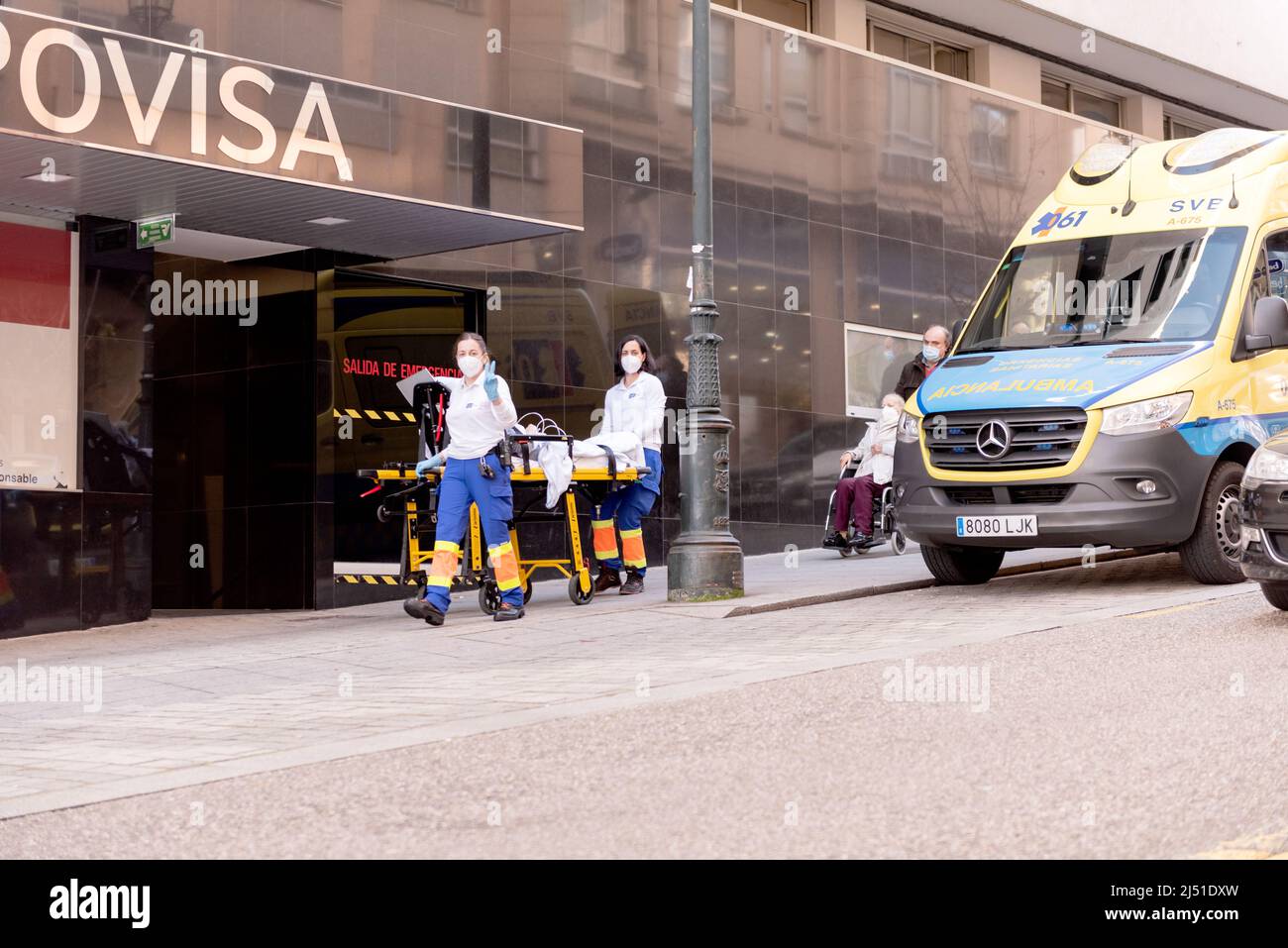 Vigo, pontevedra, spanien - dezember 17: Zwei Mädchen des Notdienstes gehen mit einem Patienten an der Notaufnahme des Povisa-Krankenhauses an Stockfoto